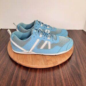 Blue Athletic Shoes with Breathable Mesh and Sleek Design